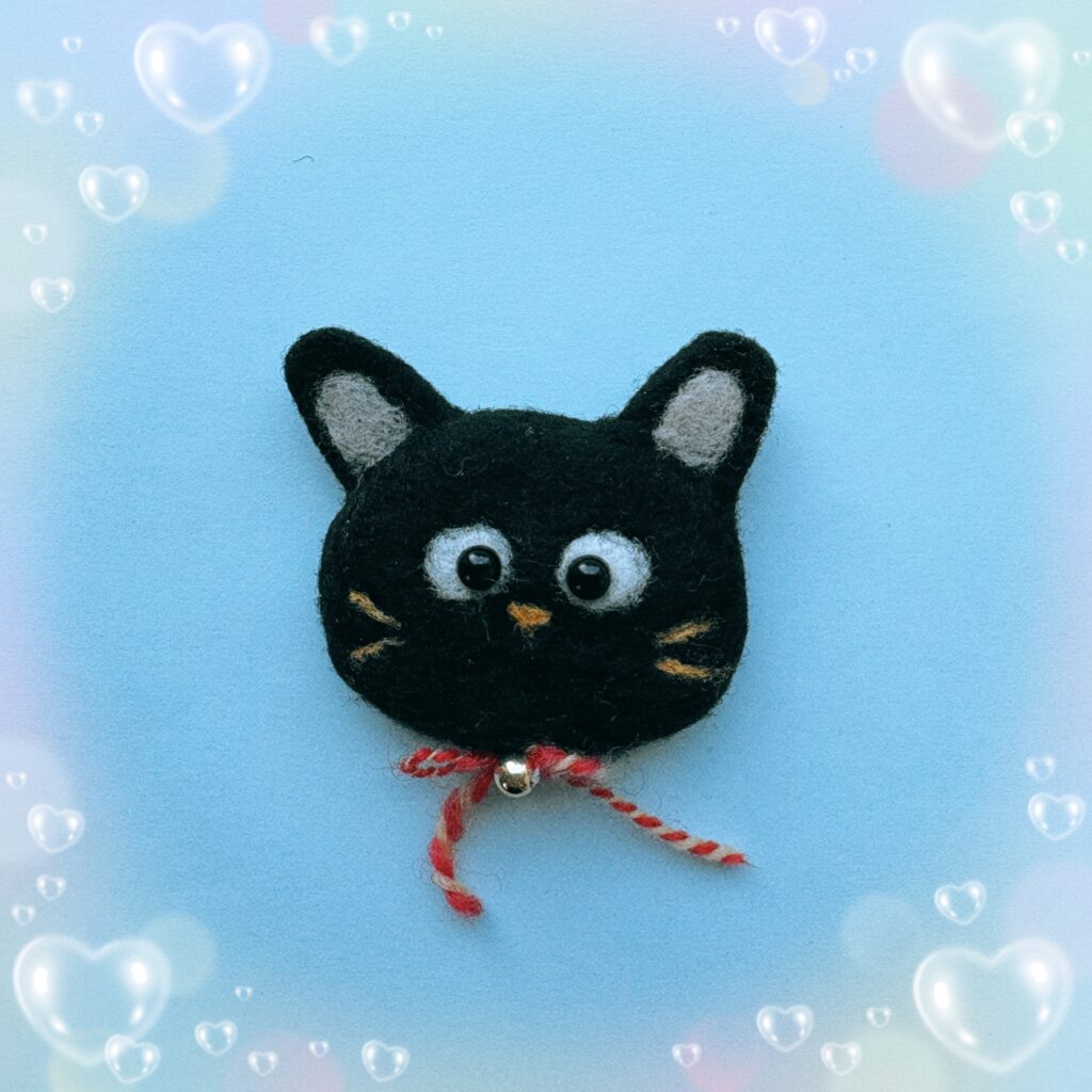 羊毛フェルトで作る「黒猫のブローチ」